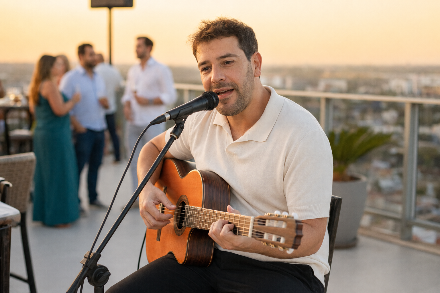 Vinícius Faria tocando violão ao pôr do sol